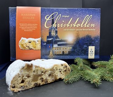 Angeschnittener Butter-Rosinenstollen mit feinen Marzipanstücken 