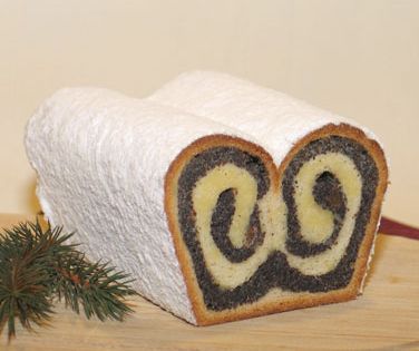 Angeschnittener Mohnstollen in der traditionellen eingerollten Form