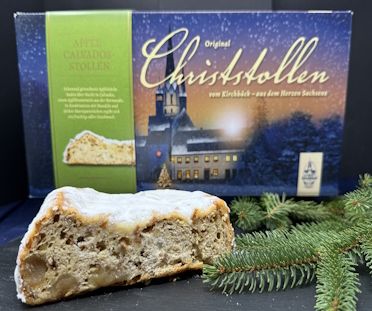 Angeschnittener Apfel-Calvados-Stollen mit dicken Marzipanstücken