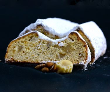 Angeschnittener Mandelstollen mit Marzipan und Dekoration