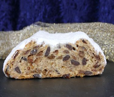 Angeschnittener Butter-Rosinen-Stollen mit zarten Schokoflocken