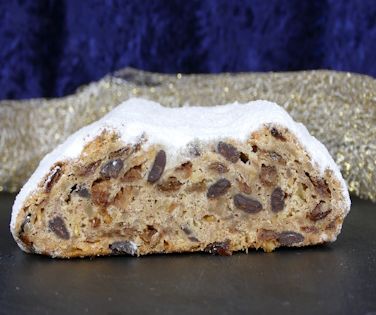 Angeschnittener Butter-Rosinen-Stollen mit zarten Schokoflocken