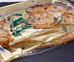 Ein ungestrichener Rosinenstollen in einer Folienverpackung