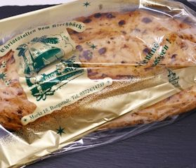 Ein ungestrichener Rosinenstollen in einer Folienverpackung