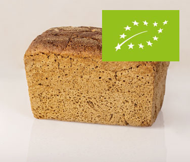 Bio-Roggenvollkornbrot – Sozusagen Gesundheit Pur. Aus kontrolliertem biologischem Anbau kommt das Roggen­vollkorn­mehl für unser Brot. Es ist das ganze Korn enthalten, aber ausreichend fein vermahlen, so dass keine groben Mehlbestandteile sichtbar sind. Das Brot enthält nur Roggen­mehl und keine Backhefe.