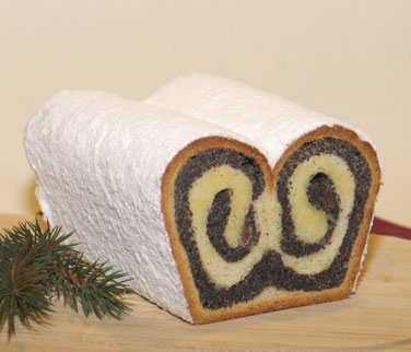 Angeschnittener Mohnstollen in der traditionellen eingerollten Form