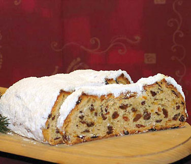 angeschnittener Butter-Rosinenstollen auf Holzplatte